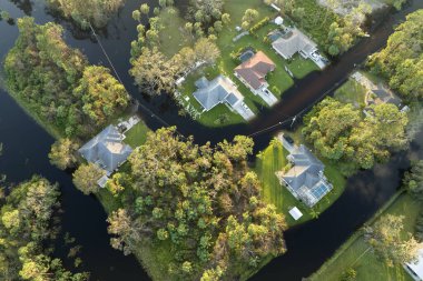 Florida yerleşim bölgesinde sağanak yağıştan sonra yerleşim yerlerini çevreleyen yüksek su baskınları. Doğal afetin sonuçları..