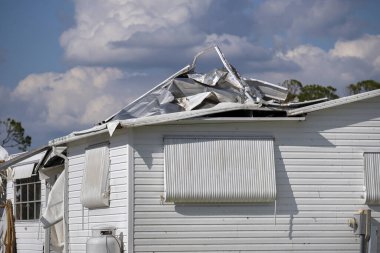 Florida gezici ev bölgesinde kasırga sonrası ciddi hasar görmüş evler. Doğal afetin sonuçları..