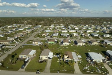 Şiddetli kasırga rüzgarları Florida gezici ev bölgesindeki özel evlere ağır hasar verdi. Doğal afetin sonuçları..