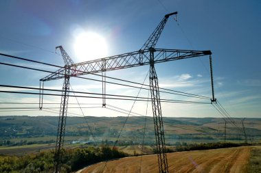 Yüksek voltajlı elektrik kablolarına sahip çelik sütun uzun mesafeli kablolardan elektrik enerjisi iletiyor..