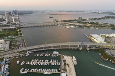 Florida, ABD 'nin Miami şehrinin şehir merkezindeki Biscayne Körfezi limanına lüks yatlar yanaştı..