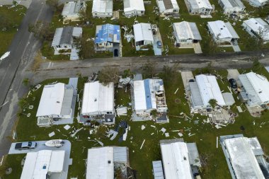 Kasırga sezonundan sonra Florida 'nın güneybatı bölgesi. Kırsal yerleşim alanındaki çökmüş ve hasar görmüş mobil evler. Şiddetli doğal afetin sonuçları.