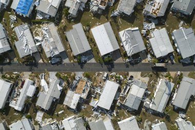 Florida gezici ev bölgesinde güçlü kasırga rüzgarları tarafından yıkılan banliyö evleri. Doğal afetin sonuçları..