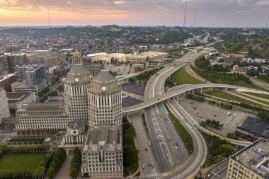 ABD ulaşım altyapısı konsepti. Cincinnati, Ohio 'daki büyük otoyol kavşağından akşam saatlerinde hızlı hareket eden arabalar ve kamyonlarla....