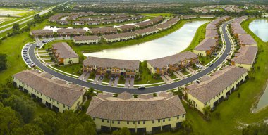 Florida 'da göl suyu olan kapalı yaşam kulüplerinin hava manzarası. Amerikan banliyölerinde emlak gelişimine örnek olarak aile evleri.