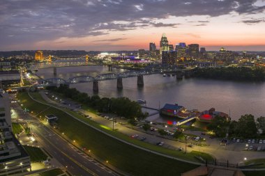 Geceleri Ohio, Cincinnati 'de şehir merkezindeki karayolu trafiğinin hava görüntüsü. Modern Amerikan şehir merkezindeki parlak gökdelen binaları.