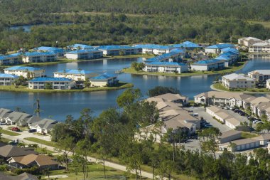 Hasarlı apartman binalarının asfalt kiremitleri değişene kadar yağmur suyu sızıntısına karşı çatıları koruyan koruyucu muşamba. Doğal afetten sonra.