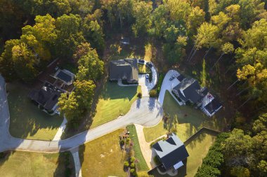 Sonbahar mevsiminde Güney Carolina banliyölerindeki sarı ağaçlar arasındaki yeni aile evlerinin havadan görünüşü. Amerikan banliyölerinde gayrimenkul geliştirme.