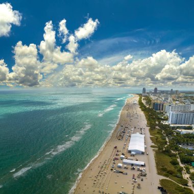 Güney Amerika 'da turizm altyapısı. Güney Sahili 'nin kumlu yüzeyi. Sıcak Florida güneşinde dinlenen turistler. Yüksek lüks otelleri ve apartmanları olan Miami Beach City..