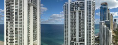 Atlantik Okyanusu kıyısındaki lüks otelleri ve apartmanları olan Sunny Isles Beach şehrinin hava manzarası. Güney Florida 'daki Amerikan turizm altyapısı.