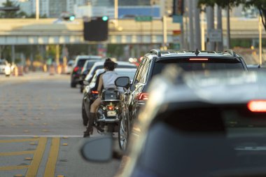 Trafik ışıkları Miami, Florida 'da şehir caddesinde arabaları düzenliyor..