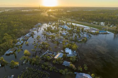 Doğal afet sonrası. Etrafı Ian Kasırgası ile çevrili sel suları Florida yerleşim bölgesindeki evleri sarıyor.