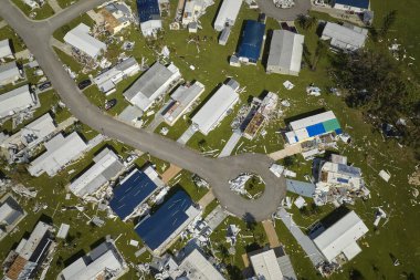 Florida yerleşim bölgesindeki Ian kasırgasından sonra ağır hasar görmüş mobil evler. Doğal afetin sonuçları..