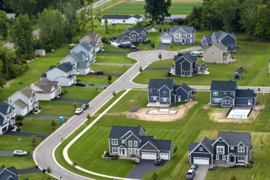Rochester, New York 'taki yerleşim yerlerinin yukarıdan görünüşü. Amerikan banliyölerinde emlak gelişimine örnek olarak Amerikan rüya evleri.