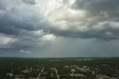 Kasaba üzerinde sağanak fırtınadan önce fırtınalı gökyüzünde oluşan kara uğursuz bulutların manzarası..