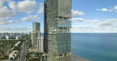 Pahalı otelleri ve Atlantik Okyanusu kıyısındaki apartman binalarıyla Sunny Isles Beach 'in yüksek açılı manzarası. Güney Florida 'daki Amerikan turizm altyapısı.