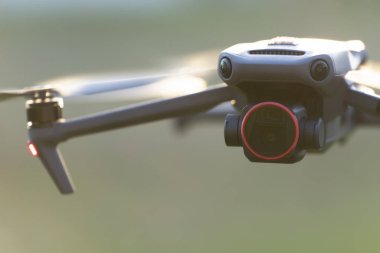 Hızlı dönen pervaneleri ve havada uçan video kamerası olan İHA uçakları.