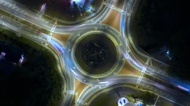 Vista Superior Del Tráfico Urbano Intersección Rotonda Por Noche Con — Vídeos de Stock