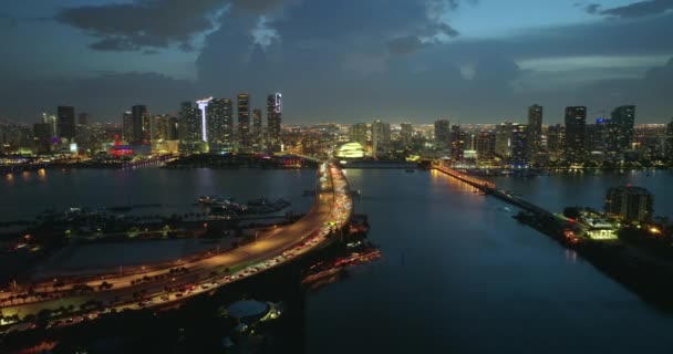在佛罗里达州迈阿密市 空中俯瞰美国公路桥与缓慢驾驶汽车的夜晚 从上面看美国的交通基础设施 — 图库视频影像