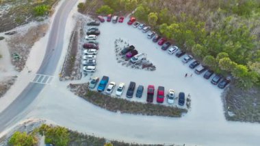 Okyanus sahilinin otoparkına park edilmiş arabaların hava görüntüsü. Güney Florida sahillerinde tatil..