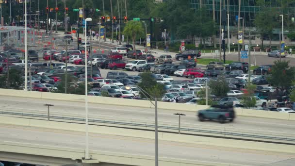 フロリダ州タンパで高速運転車を搭載したアメリカの高速道路ターンパイク 米国の交通インフラの上からの眺め — ストック動画