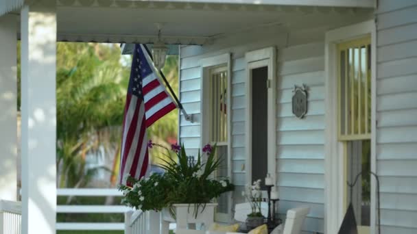 Bandiera Nazionale Americana Sventola Nel Cortile Anteriore Della Florida Casa — Video Stock