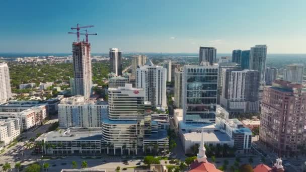 アメリカ合衆国フロリダ州フォートローダーデールのダウンタウン地区にあるコンクリートやガラス製の高層ビルの上からの眺め 晴れた日のビジネス金融地区を持つアメリカの都市 — ストック動画