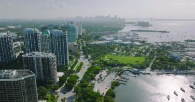 Florida, ABD 'de Miami Coconut Grove mahallesinde Biscayne Körfezi' ndeki Akşam Yemeği Marinası 'na yanaşmış yelkenlileri ve yatları var. Modern Amerikan megapolis 'indeki konut binaları.