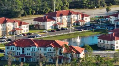 Florida 'nın banliyö bölgesindeki apartman dairelerinin yukarıdan görünüşü. Amerikan banliyölerindeki gayrimenkul gelişimine örnek olarak.