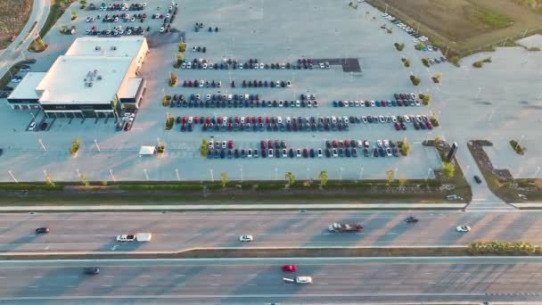 大型停车场的地方经销商与许多全新的汽车停放在公路路边出售 美国汽车工业的发展与汽车制造业概念的传播 — 图库视频影像