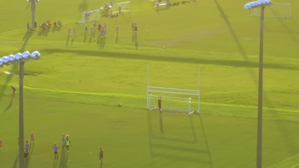 Stade Sport Public Avec Des Écoliers Jouant Football Coucher Soleil — Video