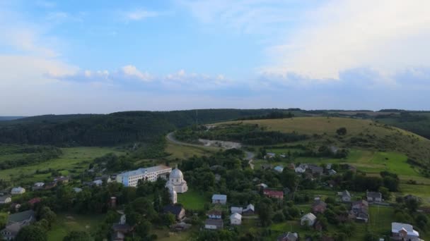 ウクライナの村 農村部の緑栽培農場の間の家 — ストック動画