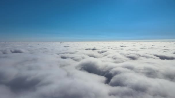 Воздушный Вид Окна Самолета Большой Высоте Земли Покрытой Пышными Кучевыми — стоковое видео
