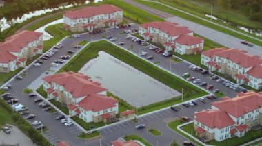 Florida yerleşim bölgesindeki Amerikan apartmanlarının hava manzarası. ABD 'nin banliyölerinde konut geliştirme örneği olarak yeni aile evleri.