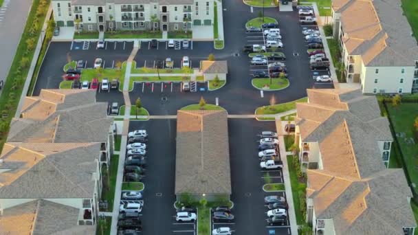 フロリダ州の住宅街のアメリカのアパートの建物の空中ビュー 米国郊外の住宅開発の例としての新しい家族のマンション — ストック動画