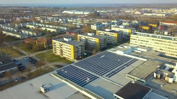 Vista Aérea Painéis Solares Fotovoltaicos Azuis Montados Telhado Edifício Shopping — Vídeo de Stock