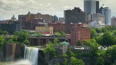 New York 'un kuzeyindeki Rochester şehrinin havadan görüntüsü. High Falls bölgesinde tarihi kuzeydoğu mimarisi olan şehir silueti..