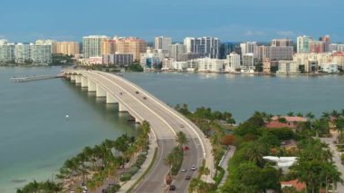 Şehir merkezindeki Sarasota şehrinin havadan görüntüsü Ringling Köprüsü ve ufukta yüksek binalar var. Florida 'da gayrimenkul geliştirme. ABD seyahat hedefi.