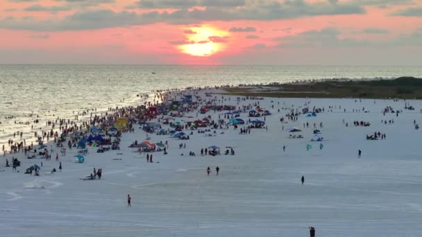 Vista Aérea Playa Siesta Key Sarasota Muchas Personas Disfrutan Vacaciones — Vídeo de stock