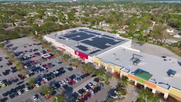 商业商场屋顶上安装了蓝色光电面板的太阳能发电厂的空中景观 以生产绿色生态电力 可持续能源概念的产生 — 图库视频影像