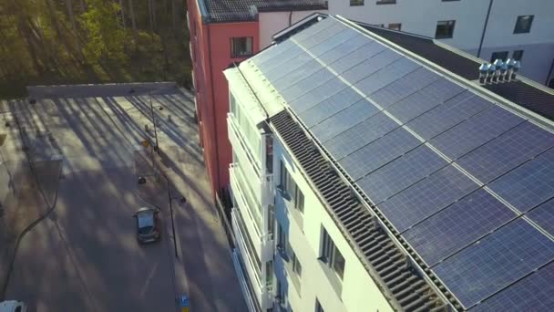 Vista Aérea Del Edificio Apartamentos Sueco Cubierto Con Paneles Solares — Vídeos de Stock