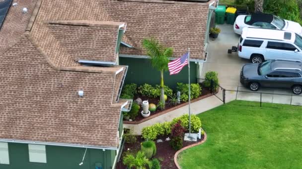 Amerikaanse Vlag Wappert Voortuin Van Florida Prive Huis Luchtfoto Van — Stockvideo