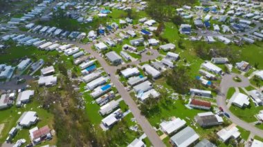 Florida yerleşim bölgesindeki Ian kasırgasından sonra ağır hasar görmüş mobil evler. Doğal afetin sonuçları..