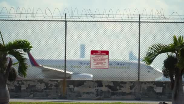 迈阿密机场跑道周围铁丝网围栏是防止非法侵入的保护措施 空中交通安全 — 图库视频影像