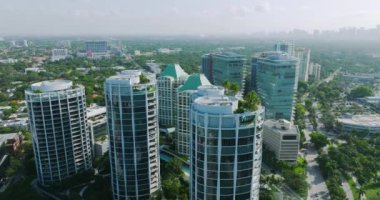 Miami Florida, ABD 'deki Coconut Grove mahallesinde. Şehir merkezindeki Amerikan lüks manzarası. Modern ABD megapolis 'teki yüksek ticari ve meskun gökdelen binaları.