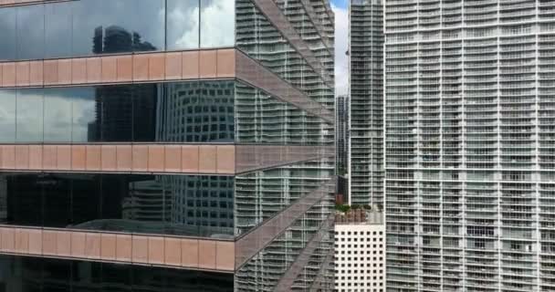 米国フロリダ州マイアミ ブリッケルのダウンタウン地区にあるコンクリートとガラス製の高層ビル 晴れた日のビジネス金融地区を持つアメリカのメガポリス — ストック動画