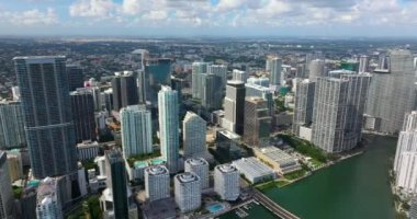 Miami, Florida. ABD şehir merkezinde beton ve cam gökdelen binaları var. Güneşli bir günde iş dünyasının finans bölgesiyle Amerikan megapolis 'i.
