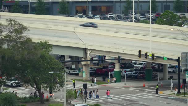Pedestrians People Walking Crosswalk Traffic Jam Cars Driving Slowly Florida — Stock Video