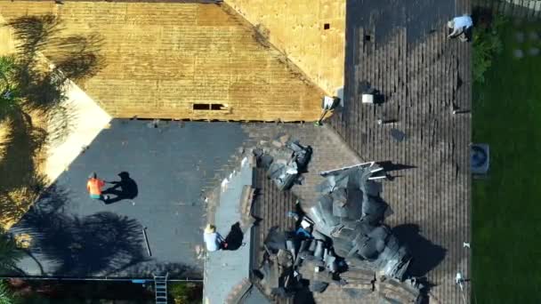 Usuwanie Starych Gontów Asfaltowych Dachu Robotnicy Budowlani Zmieniający Dach Domu — Wideo stockowe
