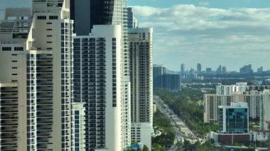 Sunny Isles Sahili 'nin havadan görünüşü, kalabalık sokak trafiği, lüks oteller ve Atlantik Okyanusu kıyısındaki apartmanlar. Güney Florida 'daki Amerikan turizm altyapısı.